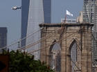 纽约上空的白旗，高高飘扬